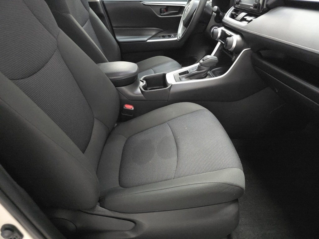 2022 Toyota RAV4 LE photo 20