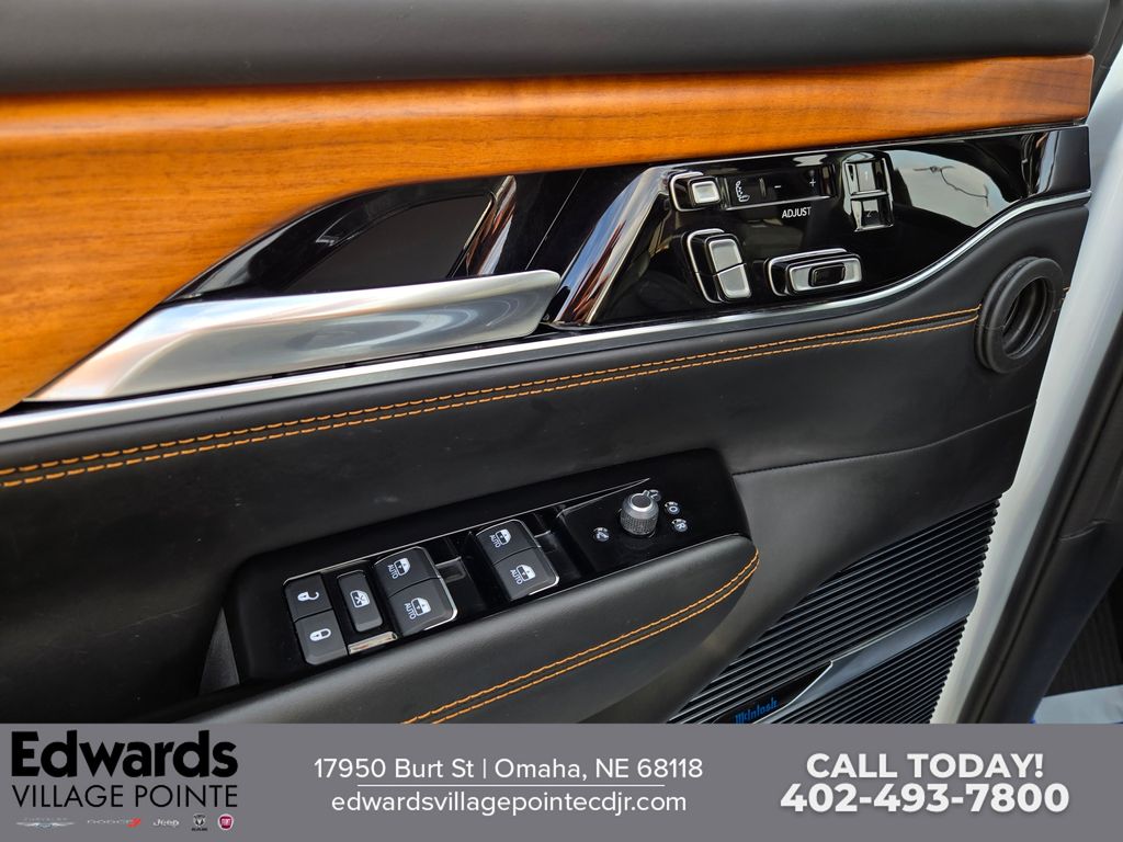 2023 Jeep Grand Wagoneer III photo 9