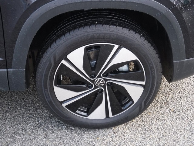 2024 Volkswagen Taos SE photo 2