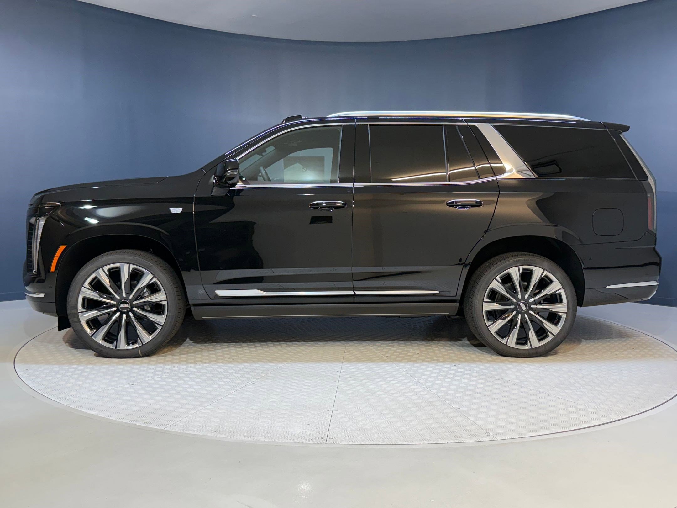 2026 Cadillac Escalade Luxury photo 2