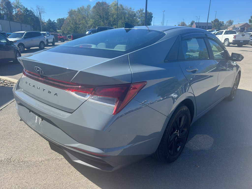 2021 Hyundai Elantra SEL photo 3