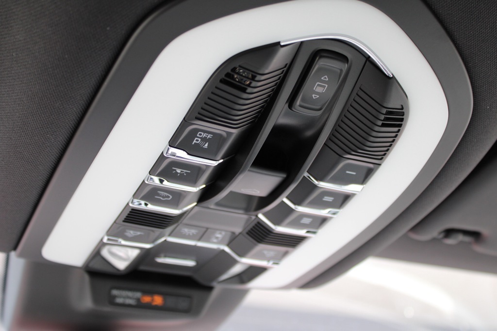 2025 Porsche Macan T photo 22