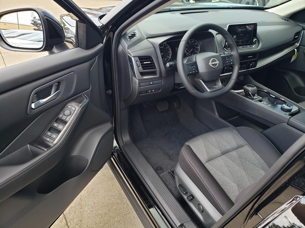 2026 Nissan Rogue SV photo 3