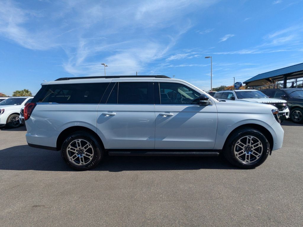 2025 Ford Expedition MAX photo 3