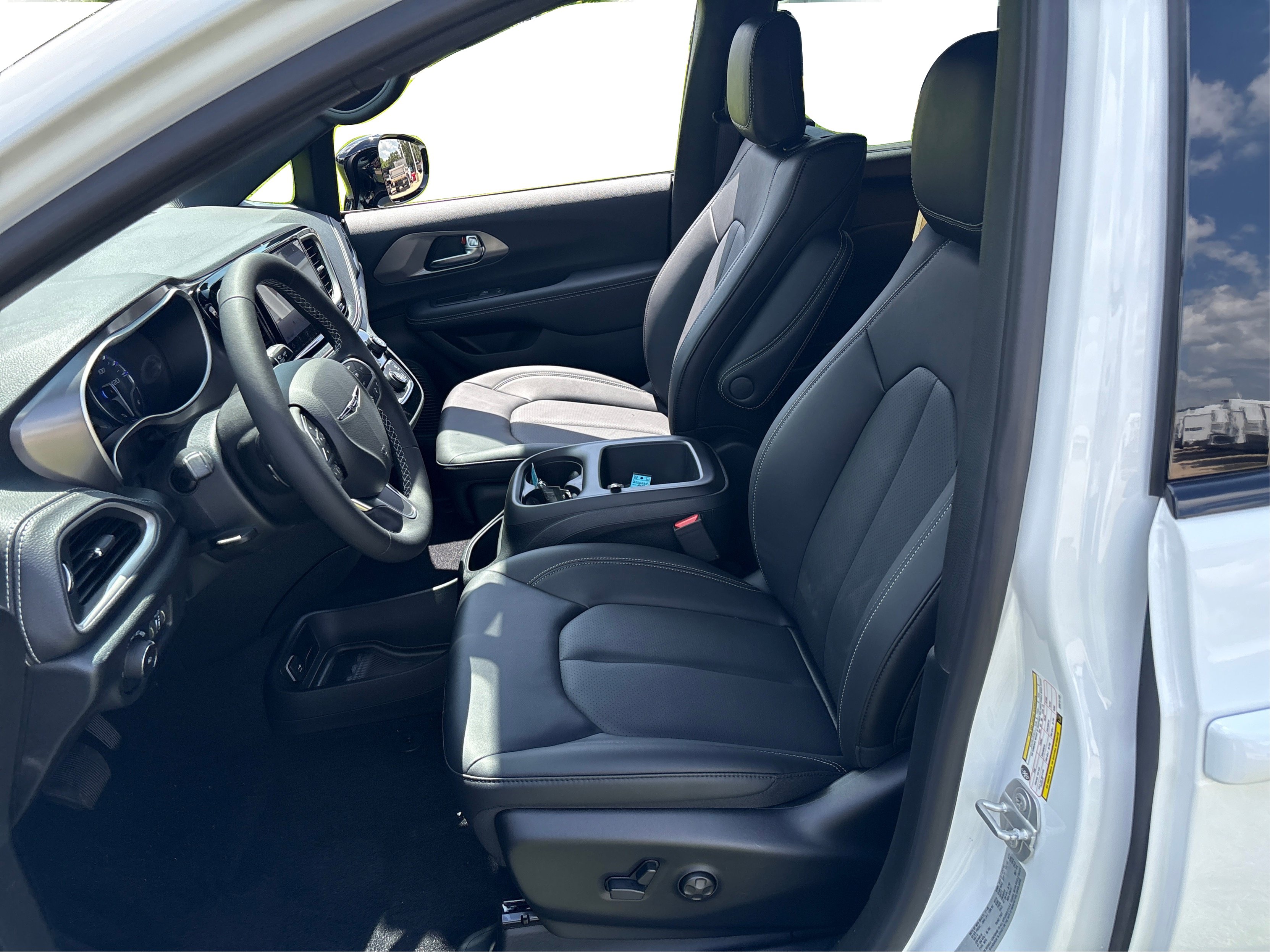 2025 Chrysler Pacifica photo 8