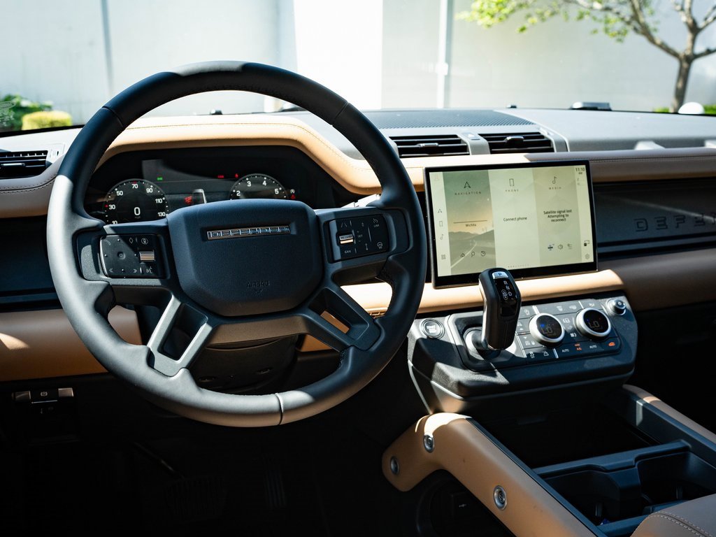 2025 Land Rover Defender 130 X-Dynamic SE photo 3