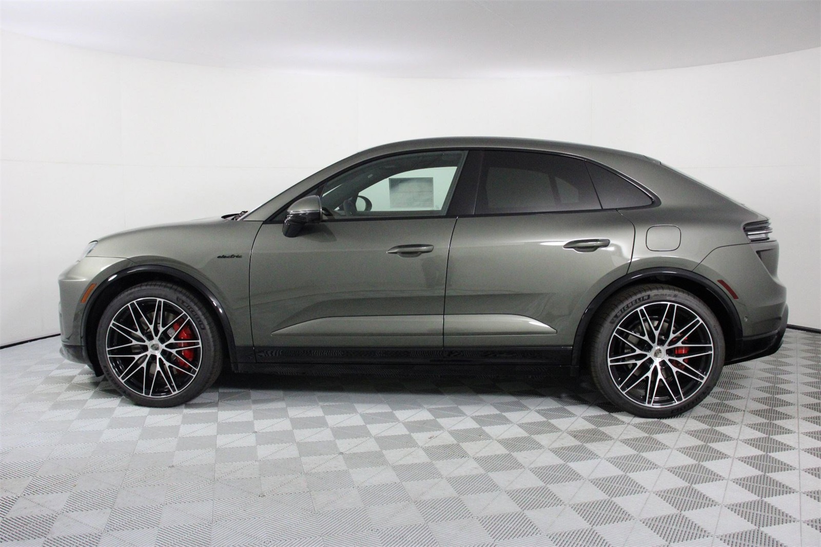 2025 Porsche Macan Electric Turbo photo 2
