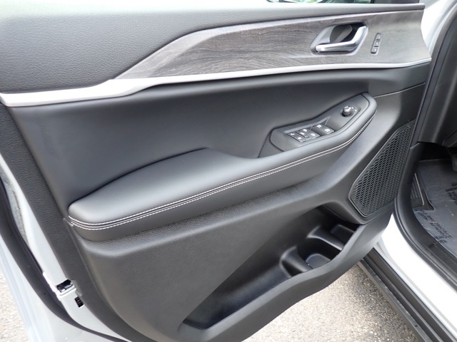 2025 Jeep Grand Cherokee Limited photo 14
