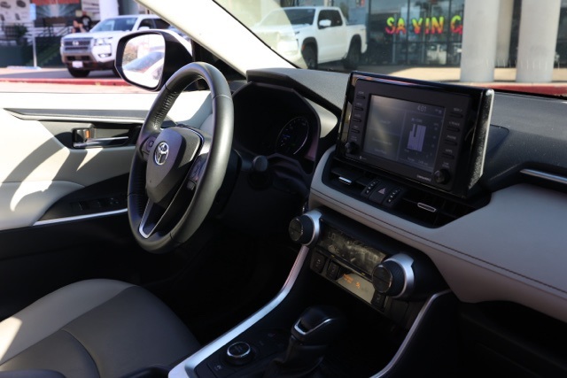 2021 Toyota RAV4 Hybrid XLE Premium photo 18