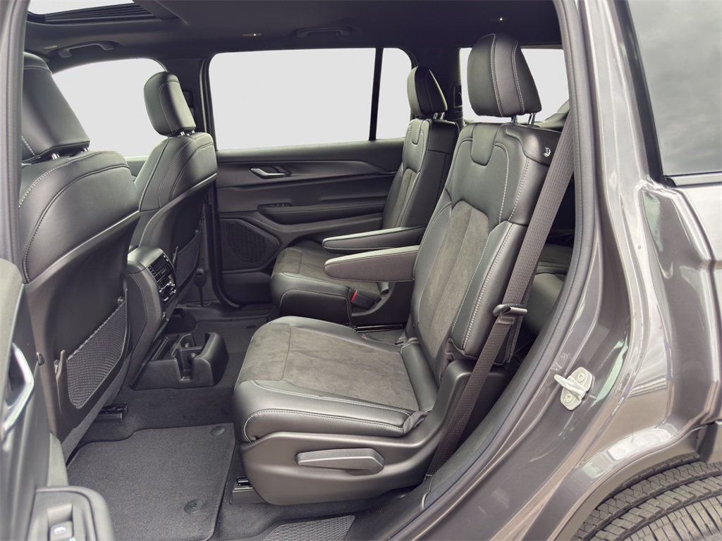 2025 Jeep Grand Cherokee Altitude X photo 13