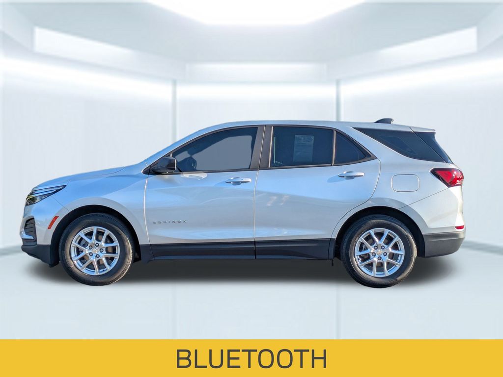 2022 Chevrolet Equinox LS photo 2