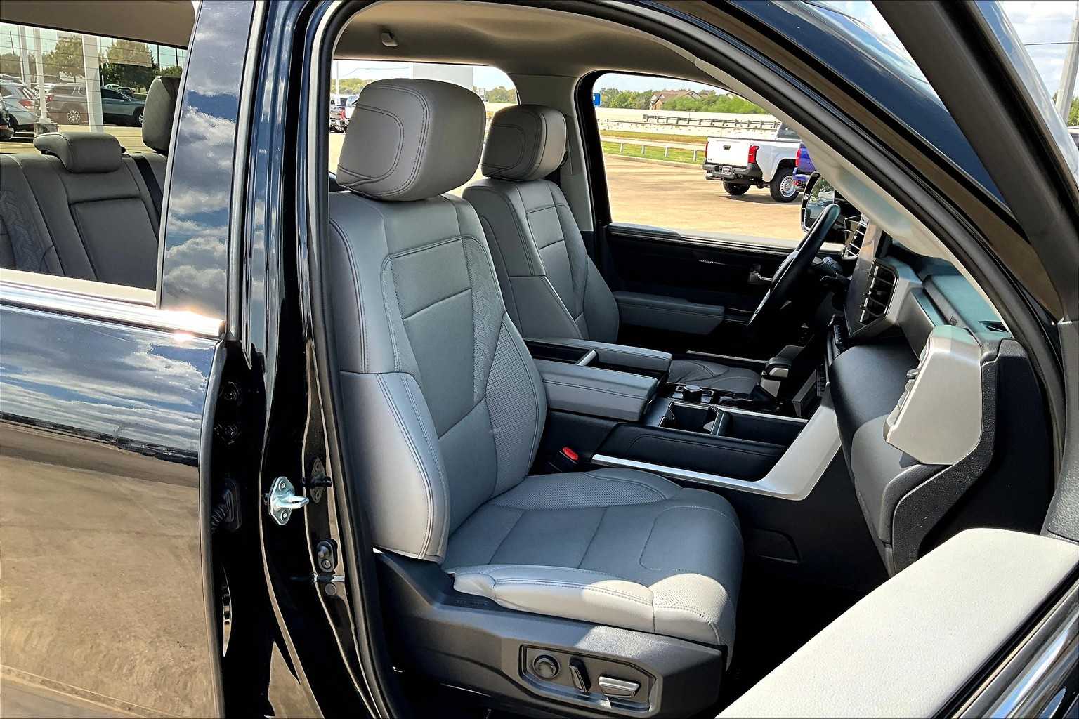 2024 Toyota Tundra Limited CrewMax photo 8