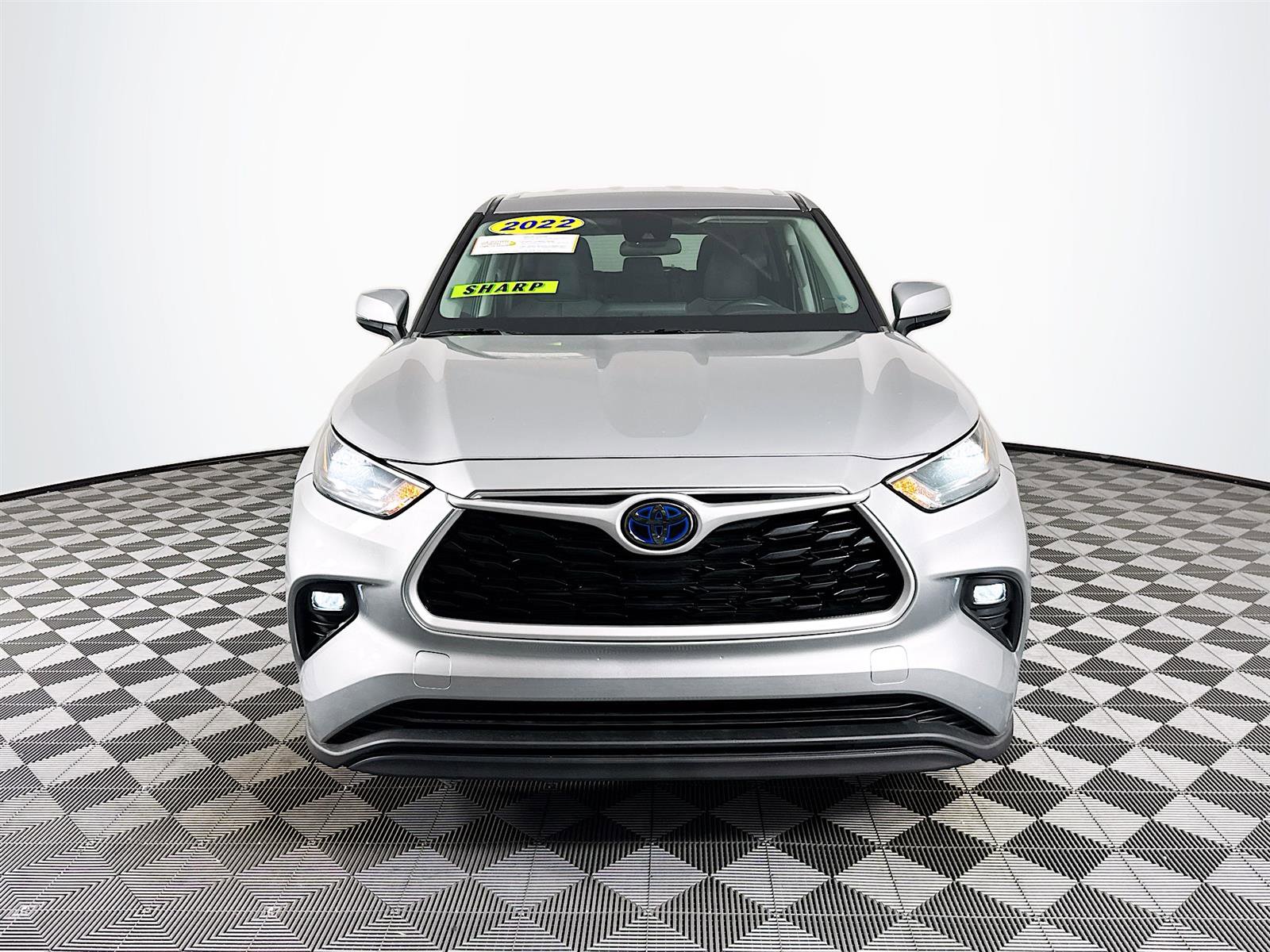 2022 Toyota Highlander Hybrid LE photo 2