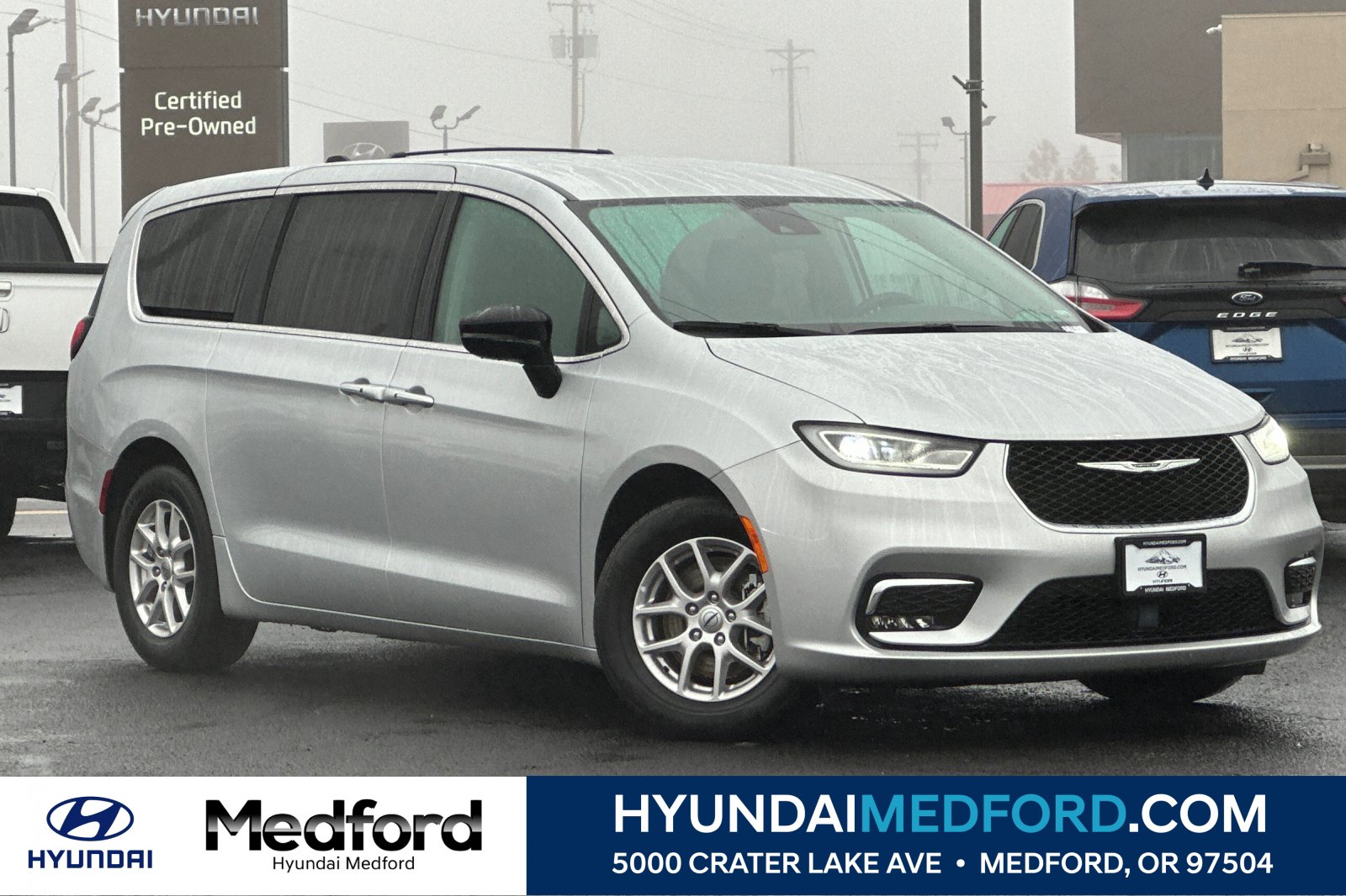 2024 Chrysler Pacifica Touring L's photo