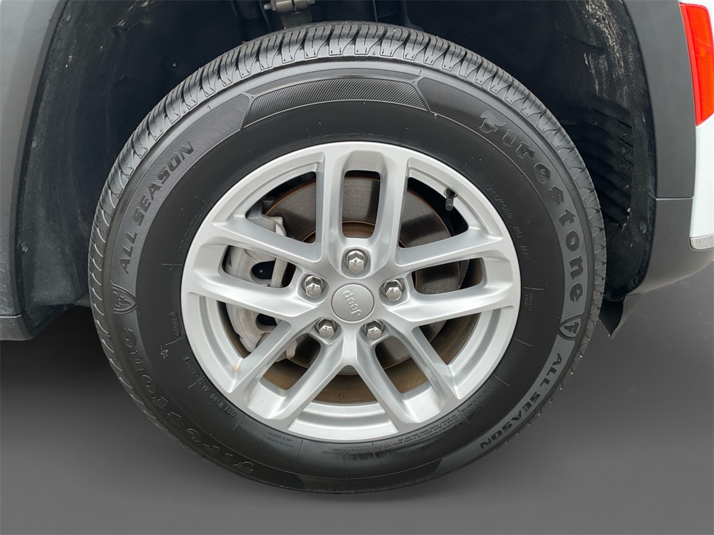 2023 Jeep Grand Cherokee Laredo photo 13
