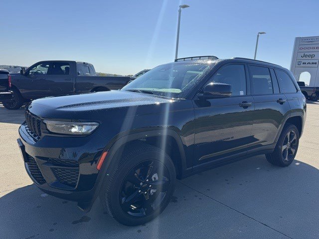 2025 Jeep Grand Cherokee Altitude X photo 3