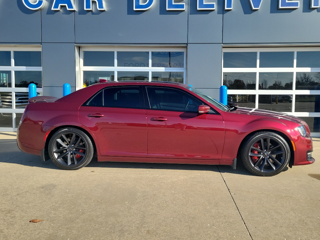 2023 Chrysler 300 photo 2