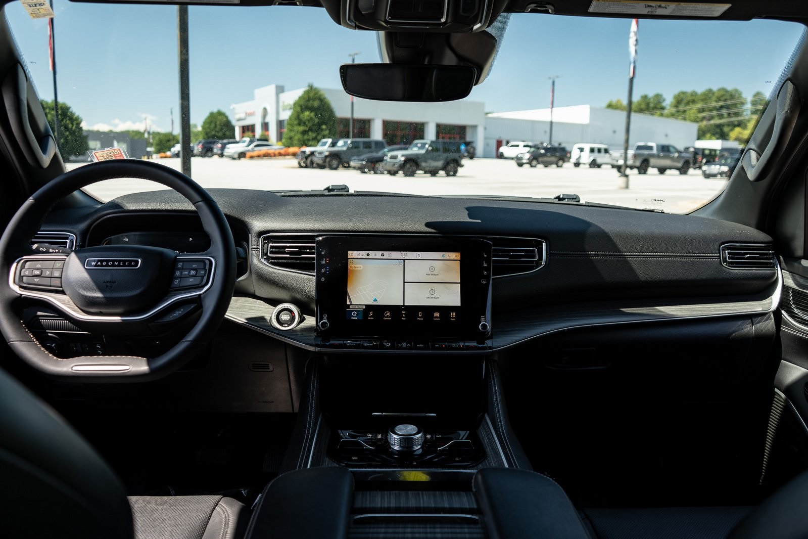 2023 Jeep Wagoneer L Series III photo 18