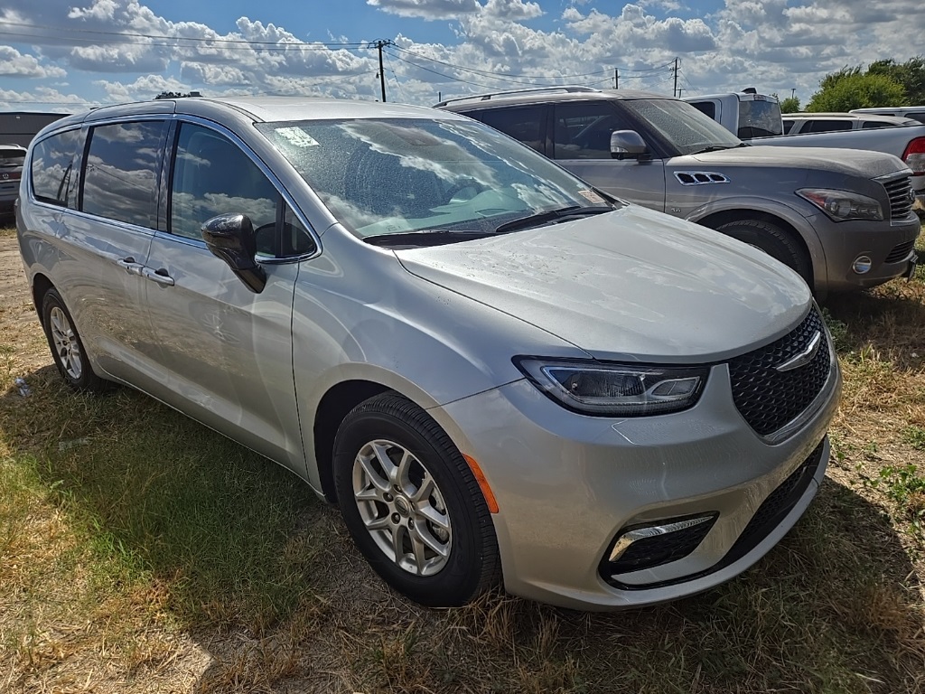 2024 Chrysler Pacifica Touring L photo 4