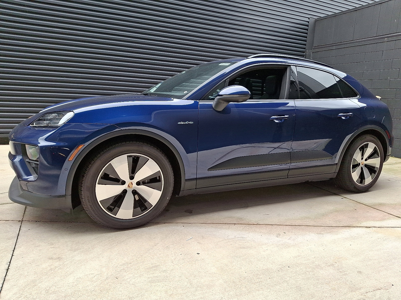 2025 Porsche Macan Electric 4 photo 2