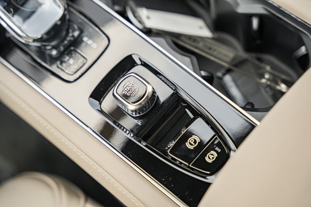 2026 Volvo XC90 T8 Plus photo 18