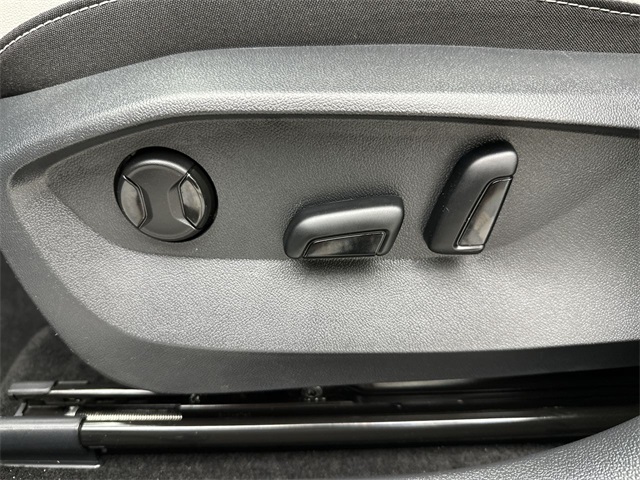 2025 Volkswagen Taos SE photo 4
