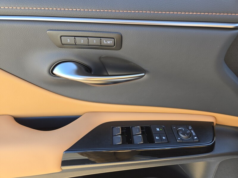 2025 Lexus ES 350 photo 10