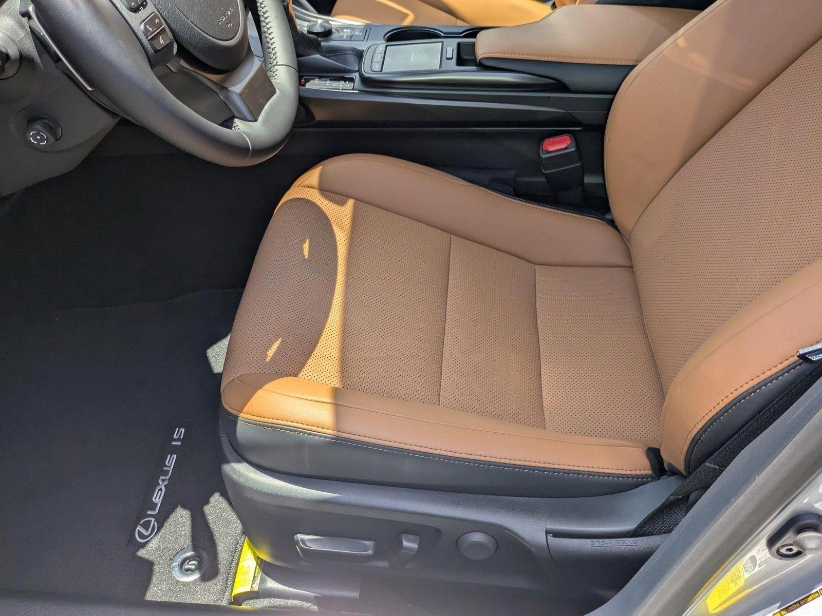 2025 Lexus IS 300 photo 4