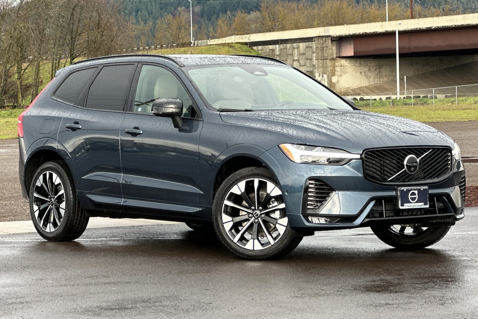 2026 Volvo XC60 Plus's photo
