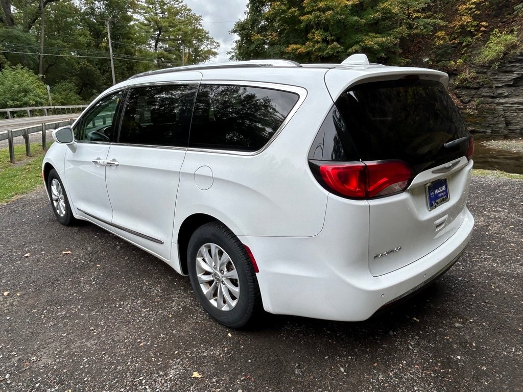 2018 Chrysler Pacifica Touring L photo 3
