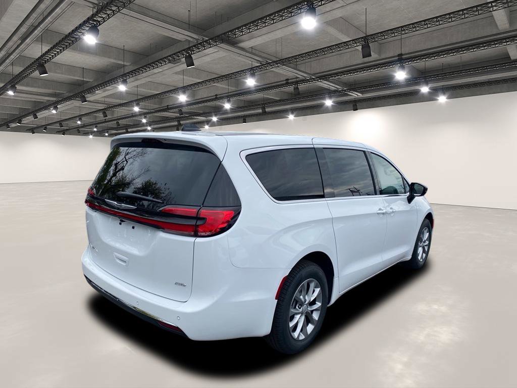 2026 Chrysler Pacifica photo 3