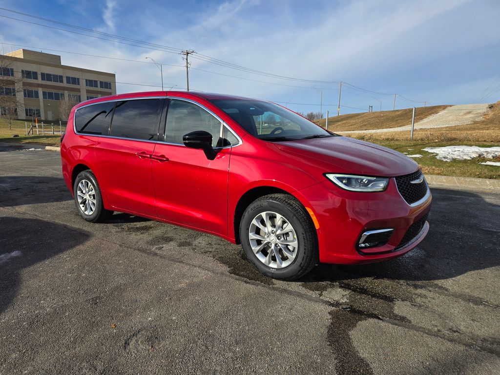 2026 Chrysler Pacifica Limited's photo