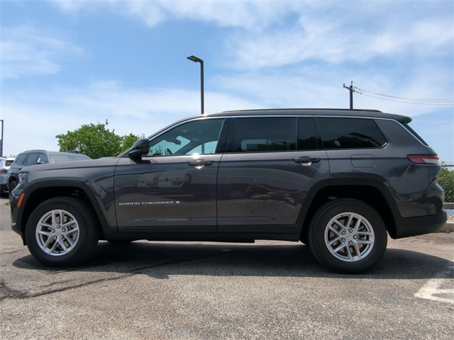 2025 Jeep Grand Cherokee Laredo photo 2