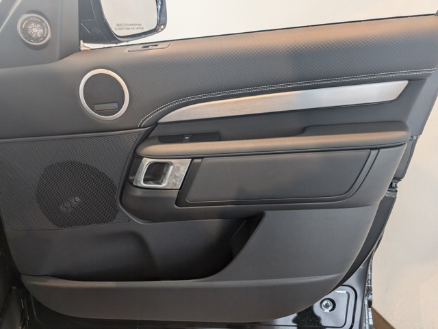 2025 Land Rover Discovery SE photo 28