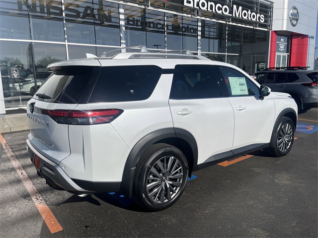 2025 Nissan Pathfinder SL photo 2