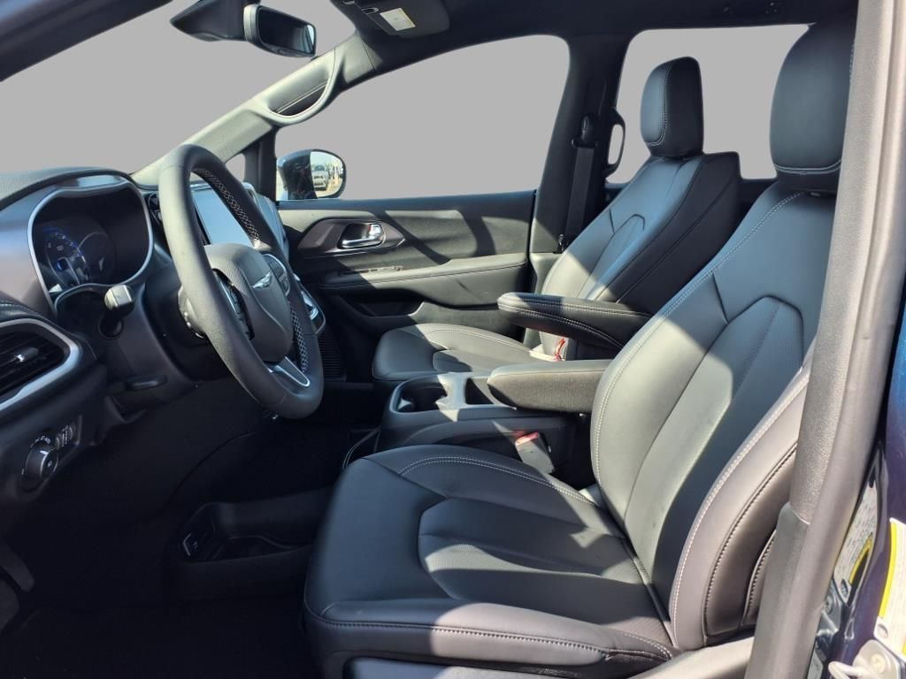 2025 Chrysler Pacifica photo 17