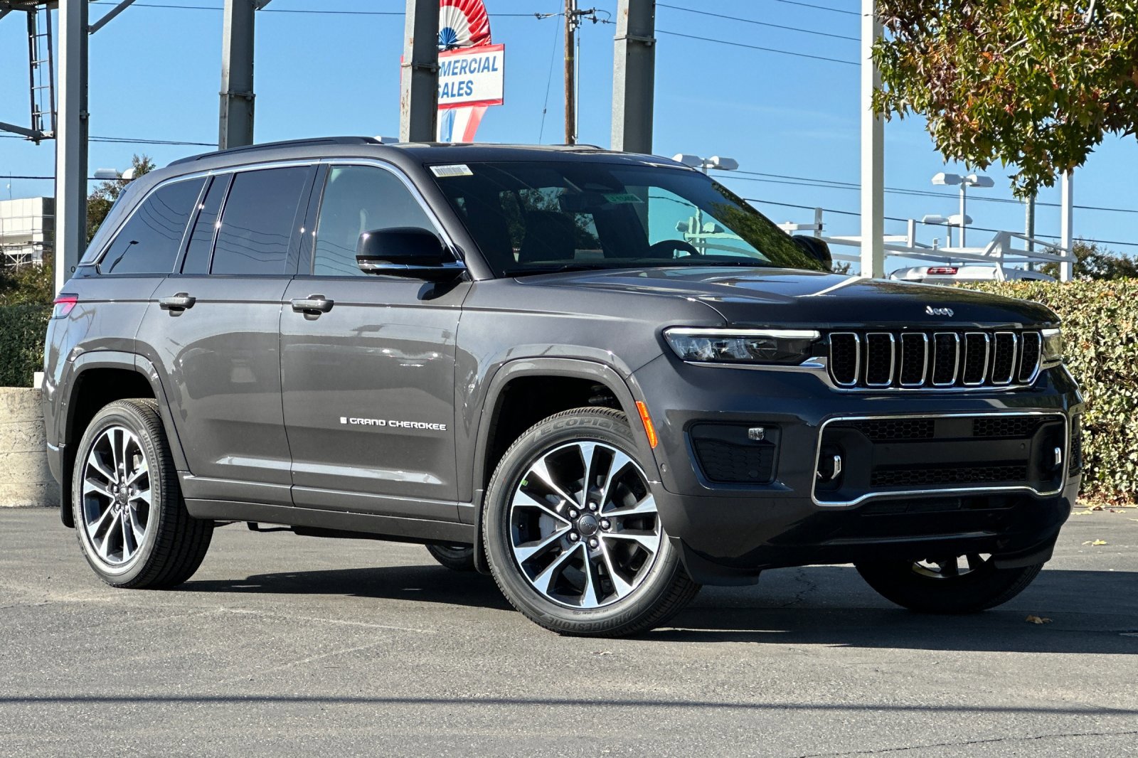2025 Jeep Grand Cherokee Overland photo 2
