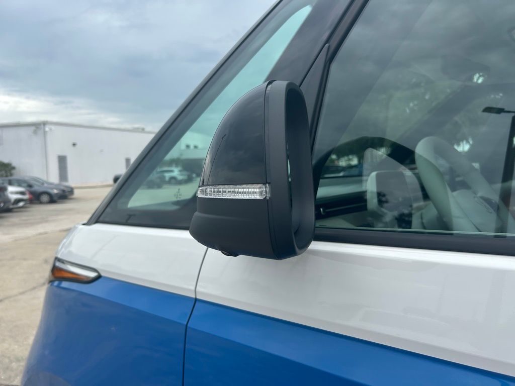 2025 Volkswagen ID. Buzz Pro Plus photo 20