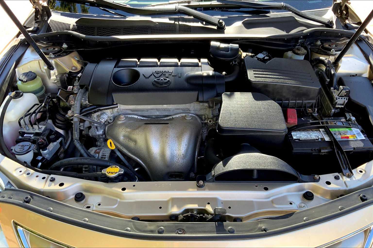 2010 Toyota Camry LE photo 29