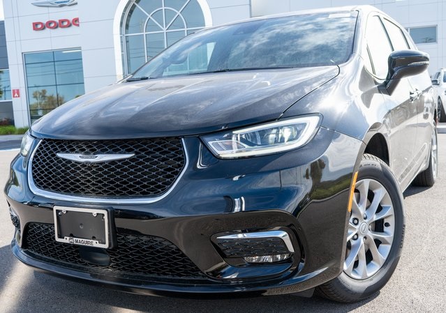 2026 Chrysler Pacifica Select's photo