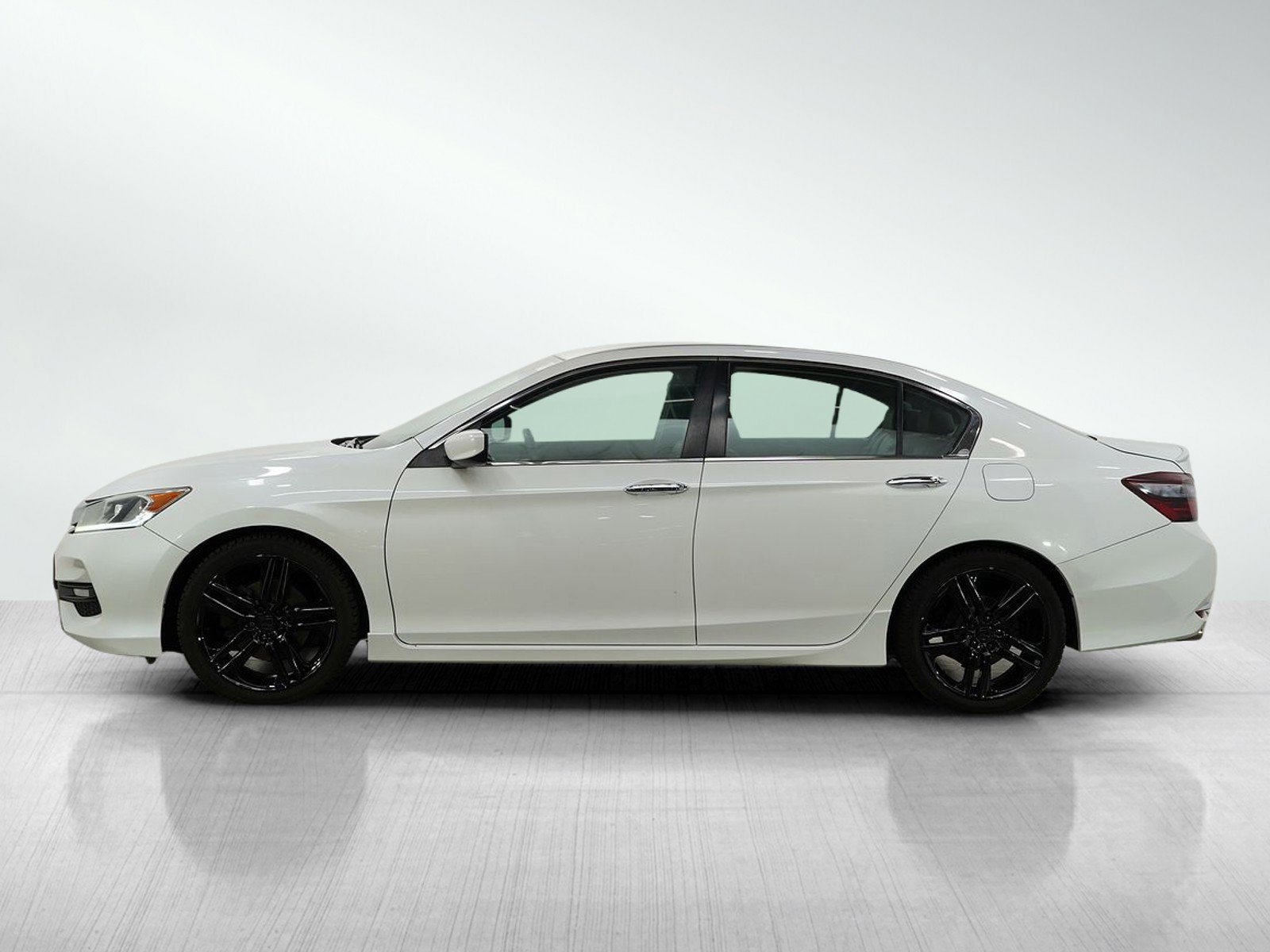 Used 2017 Honda Accord Sport SE with VIN 1HGCR2F10HA101870 for sale in Burnsville, Minnesota