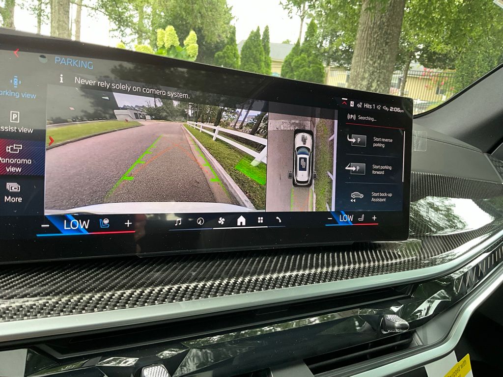 Used 2025 Alpine White BMW M60i image 15