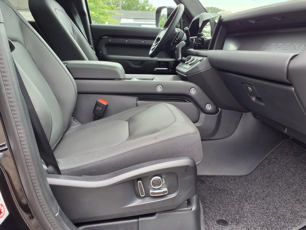 2025 Land Rover Defender 130 V8 photo 3