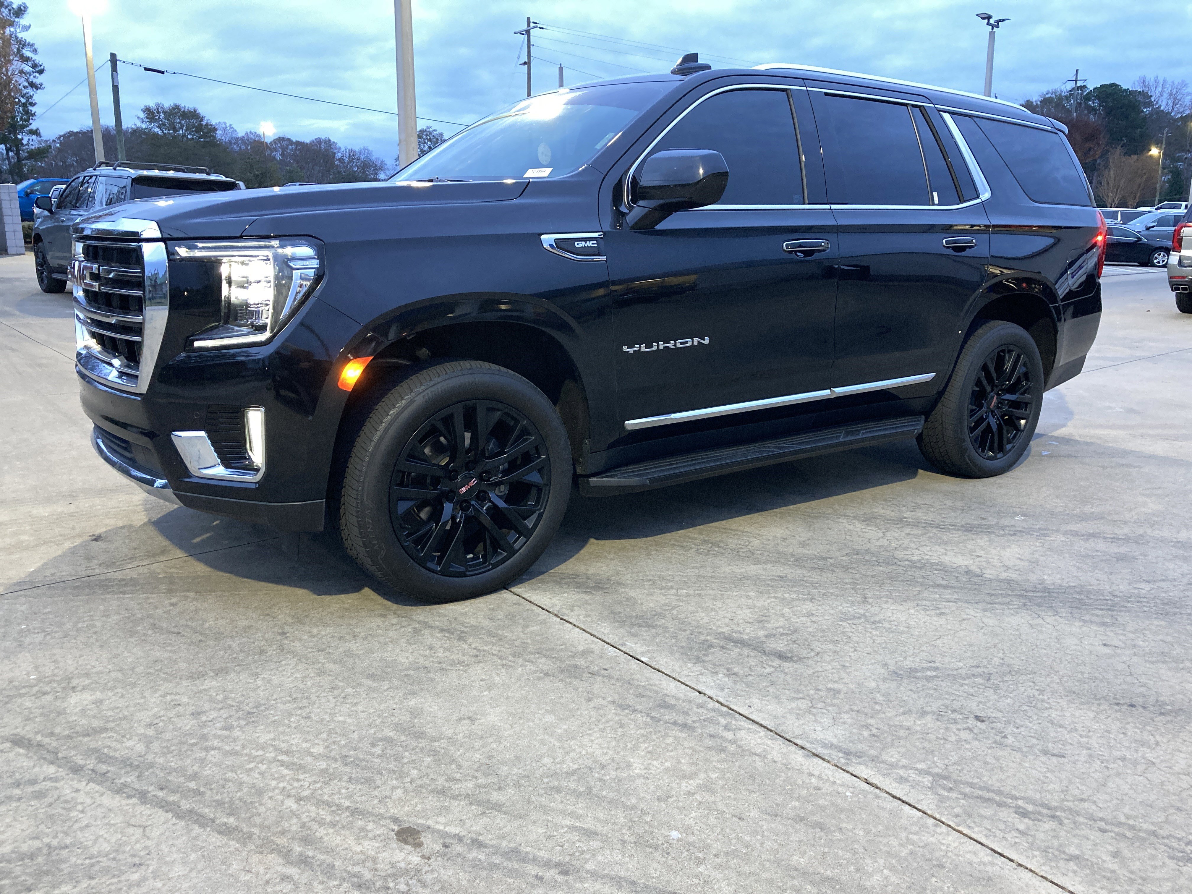 2023 GMC Yukon SLT's photo