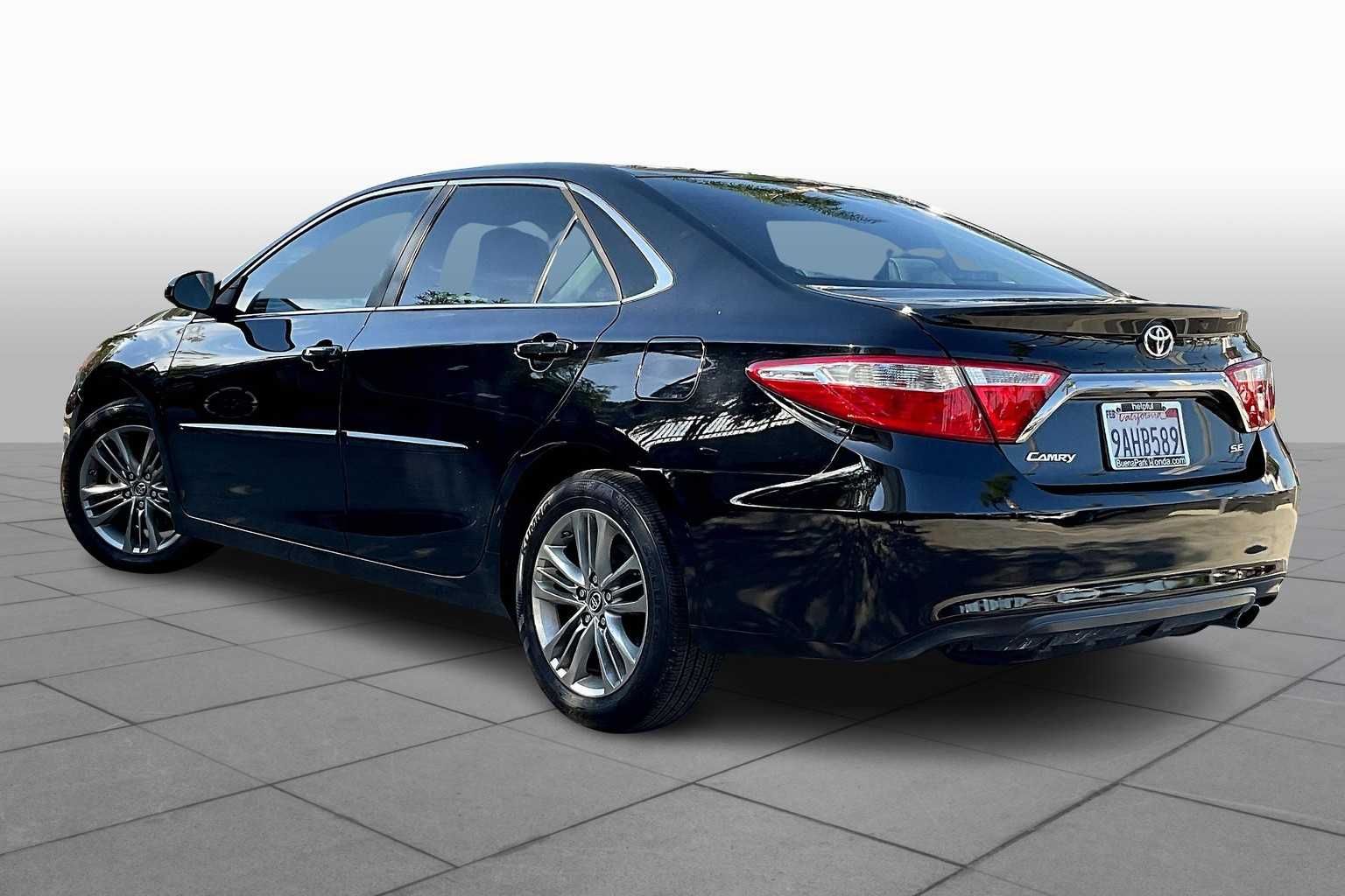 2017 Toyota Camry SE photo 11