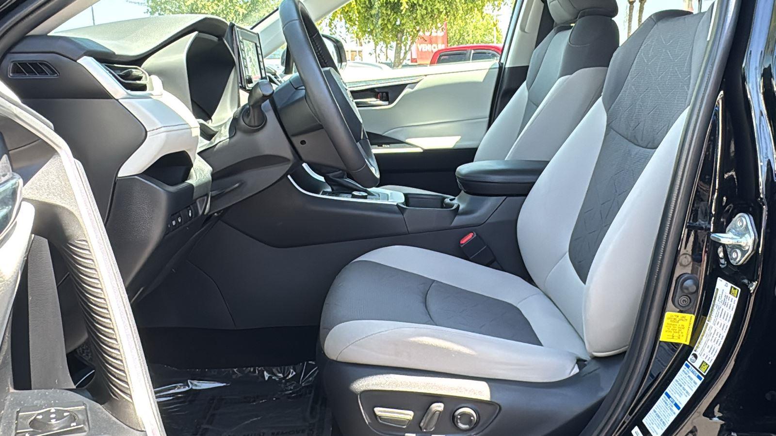 2022 Toyota RAV4 Hybrid XLE photo 22