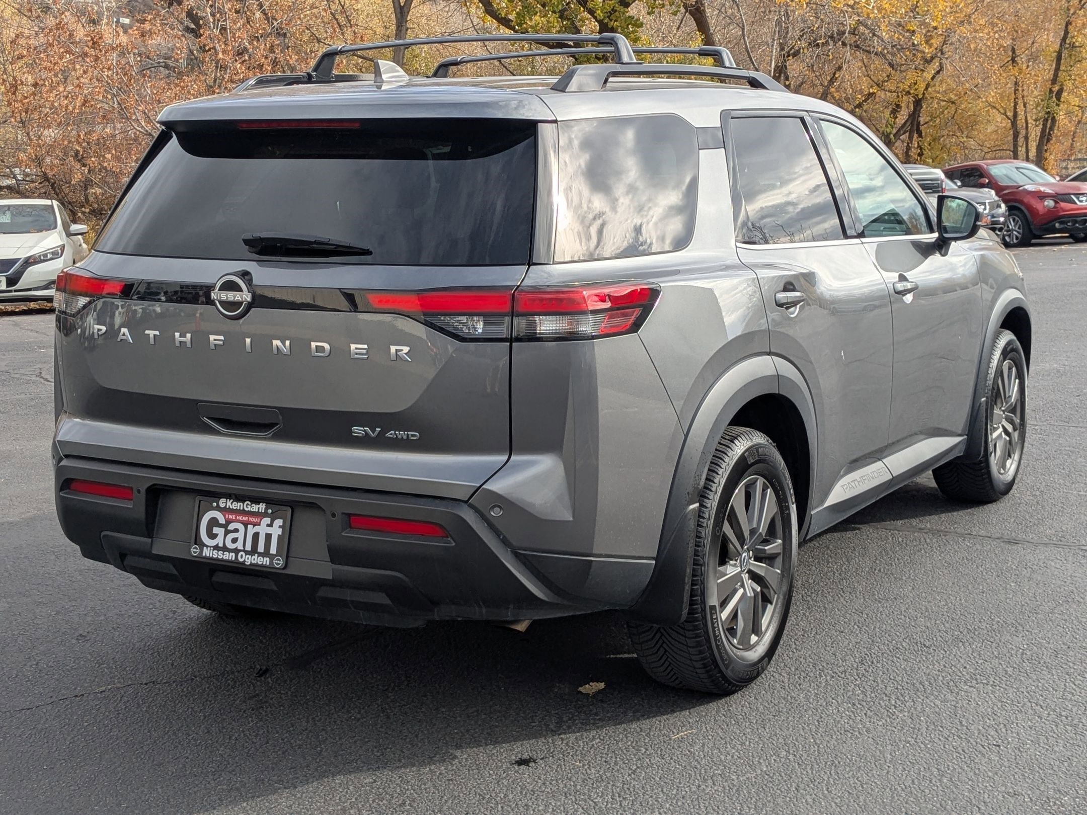 2023 Nissan Pathfinder SV photo 3