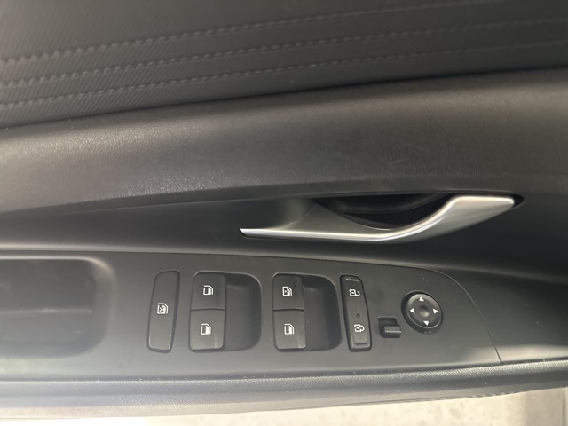 2023 Hyundai Elantra SEL photo 18