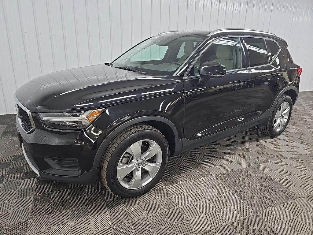2022 Volvo XC40 Momentum photo 8