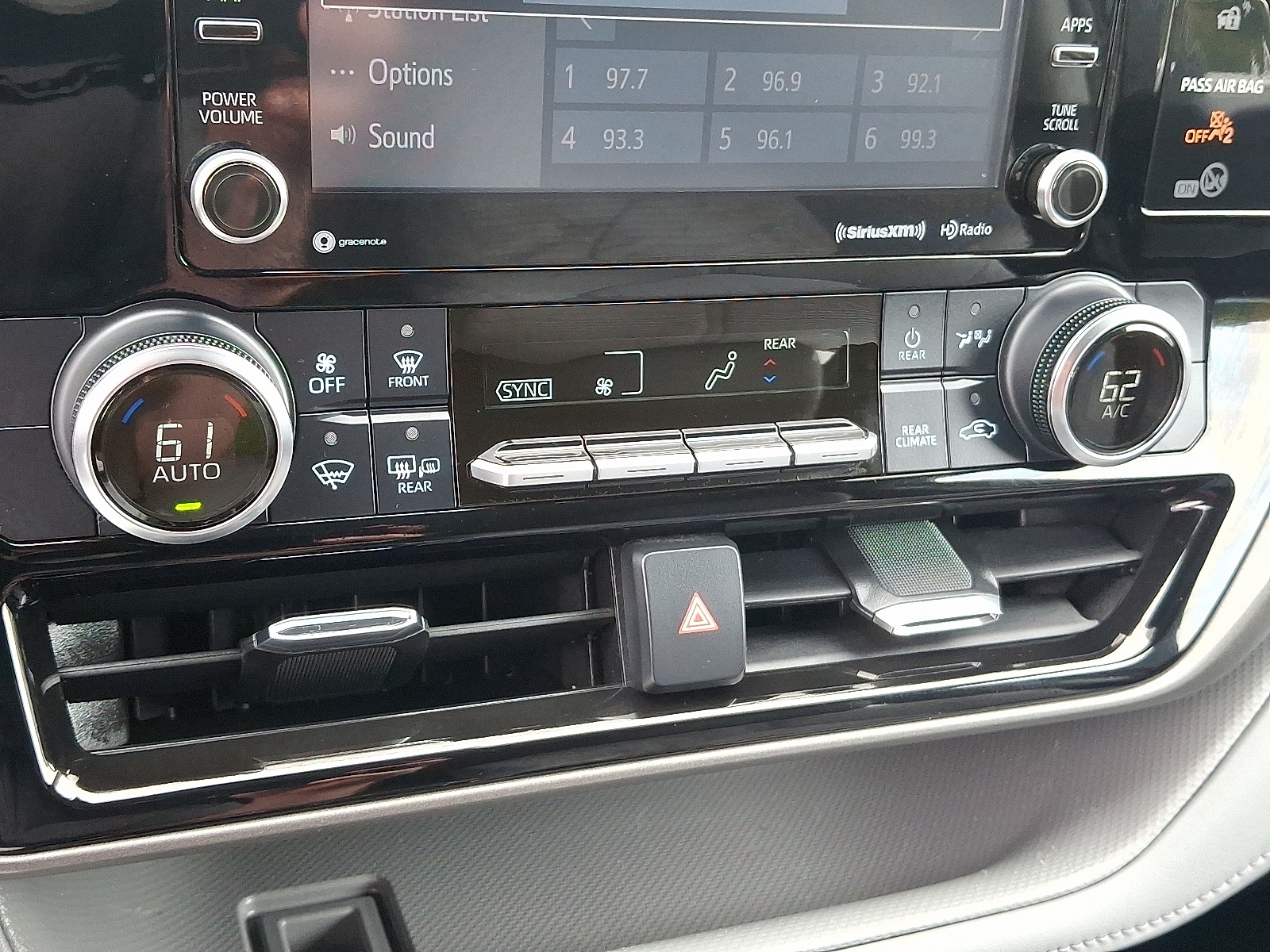 2022 Toyota Highlander Hybrid LE photo 15